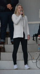 Taitoluistelija Anna Nevalainen lauloi Maamme-laulun hienosti. Valokuva Harri Seppänen.