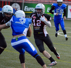 Trojansin keskushyökkääjä Eemeli Valkamo kantoi palloa Vaahteraliiga-ottelussa TAFT:ia vastaan toukokuussa 2016. Tulevana kesänä hän kohtaa jälleen TAFT-puolustajia. Kuva: Kari Toivonen