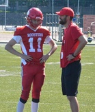 Pelinrakentaja Jerry Silomaa saa neuvoja päävalmentaja Daniel Stanzelilta.