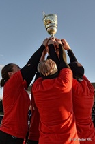 Mestaruuden symboli. Kun Roosters-kapteenisto nosti pokaalin korkeuksiin, oli harmaa taivas muuttunut kirkkaan siniseksi.
Kuva: FSC Media / Riku Flink