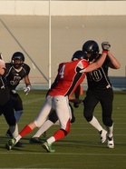 69ersin Mika Vuorensola ja Indiansin Juho Leppälä linjamiesvalssin pyörteissä.