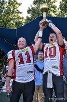 Huskiesin päävalmentaja-pelinrakentaja Stan Bedwell (vas.) heitti Spagettimaljassa yli 76 prosentin varmuudella 176 jaardia ja yhden touchdownin. Lisäksi Bedwell juoksi usean kerran uudet yritykset joukkueelleen. Palkinnosta nauttimassa myös Huskiesin toinen pelinrakentaja Lari Siitonen.
Kuva: FSC Media / Riku Flink