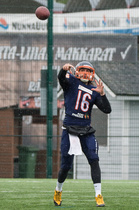 Nicolas Sandhun heittokäsi kävi Porissa lauantaina tehokkaasti varsinkin Ville Veneen suuntaan. Kaksikko rakensi yhdessä kolme touchdownia.
Kuva: Pekka Paljakka