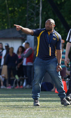 Perjantaina Stephen Stokes johdattaa ensimmäistä kertaa päävalmentajana joukkueensa Vaahteraliiga-kentälle. Vuosi sitten hän oli päävalmentaja I-divisioonan Helsinki Wolverinesissa.
Kuva: Sami Ranta