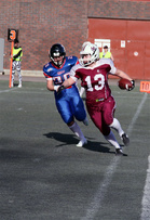 GS Demonsin Katri Laine (13) on merkittävässä roolissa niin Demonsin hyökkäyksessä kuin myös puolustuksessa, jossa vastassa on muun muassa Roostersin keskushyökkääjä Jenni Linden.