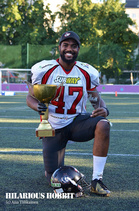 Archibald Barnes ja Spagettimalja voitokkaan finaalin jälkeen Brahen kentällä elokuussa.
Kuva: Hilarious Hobbit / Anu Tiilikainen