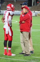 Pelinrakentaja Micah Brown pitämässä palaveria hyökkäyksen koordinaattori Jens Holmströmin ja laitahyökkääjien valmentajan Mikko Koikkalaisen (tak.) kanssa vuoden 2015 Vaahteramaljassa. Kuva: Sami Ranta