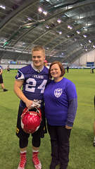 Esa Vanhoja yhdessä äitinsä kanssa helmikuussa American Football Without Barries -järjestön vierailun yhteydessä pidetyllä leirillä.