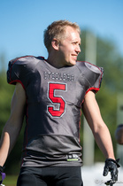 Utriainen numerolla viisi hymyilemässä kilpaa aina aurinkoisen Väinölänniemen sääolosuhteiden kanssa. Kuva: Jari Turunen