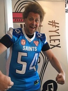 YleX:n Pelipaitaperjantaissa juontaja Viki pukeutui heinäkuussa pyhimyksen siniseen, kun Saintsin naisten pelipaita päätyi Pasilaan.