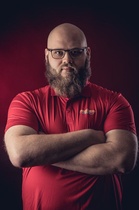 Hannu Alanko palaa pelikentille ja on valmiina tukkimaan vastustajan peliä linjan keskustassa.