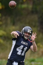 Niclas Carpelanin heittokäsi oli lauantaina viiltävän tarkassa kunnossa. Heitot päätyivät laitahyökkääjien käsiin lähes 83 prosentin varmuudella. Jaardeja kertyi 455 ja maaleja 5.
Kuva: FSC Media / Riku Flink