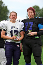 II-divisioona loppuottelun eli "Kultamaljan" joukkueidensa parhaat pelaajat: Kaisa Kiuru, Eagles (vas.) ja Miia Ollila, Lionesses.
Kuva: Mikko Mäkelä