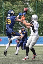 Jaguaarien Jarad Gabbidon (oik.) otti ottelussa yhden kiinnioton ja eteni sillä 57 jaardia. Wolverinesin kulmapuolustaja Veikko Kallio puolestaan otti ottelussa peräti kolme syötönkatkoa.
Kuva: FSC Media