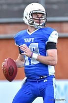 TAFT-pelinrakentaja Cole Webb saapui Suomeen vasta tiistaina eikä vaasalaispuolustuksen paineessa vielä löytänyt täysin yhteyttä laitahyökkääjiensä kanssa. Toisella puoliajalla Webb kuitenkin näytti heittokätensä tarkkuutta erityisesti Cedric Johnsonin suuntaan, minkä lisäksi Webbin omasta juoksunopeudesta saatiin ottelussa nähdä viitteitä.
Kuva: FSC Media