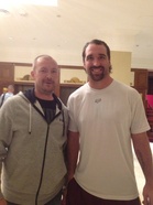 Vilkko (vas.) valmentaa jatkossa täysipäiväisesti. Butchersin valmennuksen lisäksi painopiste on Porvoon ja pohjois-Helsingin alueella palloilulajien fysiikkaharjoittelun kehittämisessä. Kuvassa oikealla NFL-uransa helmikuussa Super Bowliin päättänyt linjapuolustaja Jared Allen.