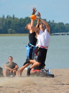 Spede joukkueen Mikko Seppänen puolustaa Old Schoolin Ben Jonesia finaalissa.