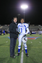 World team MVP Kanadan Tevaun Smith ja USA Footballin toimitusjohtaja Scott Hallenbeck. Photo:Shawn Hubbard Photography 